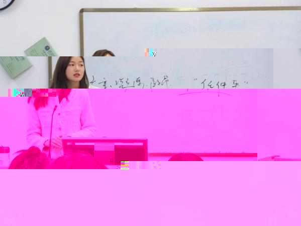 電腦前的女人低可信度描述已自動生成